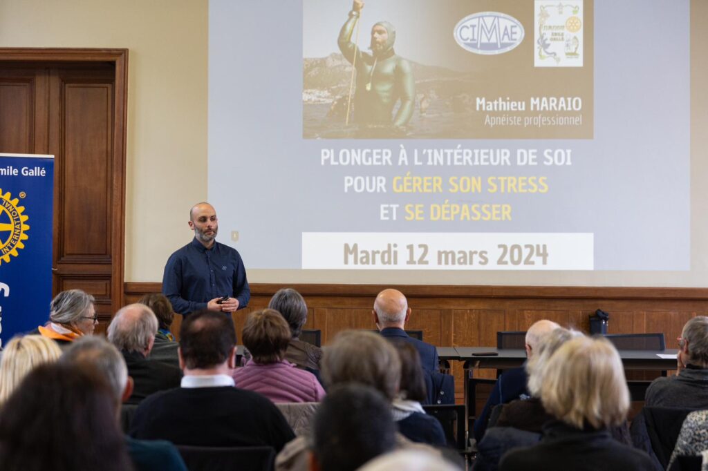 mathieu-maraio-conférencier-sportif-haut-niveau-ile-de-france-apnéiste-gestion-du-stress-émotions-performance-motivation-leadership-séminaires-team-building-RSE