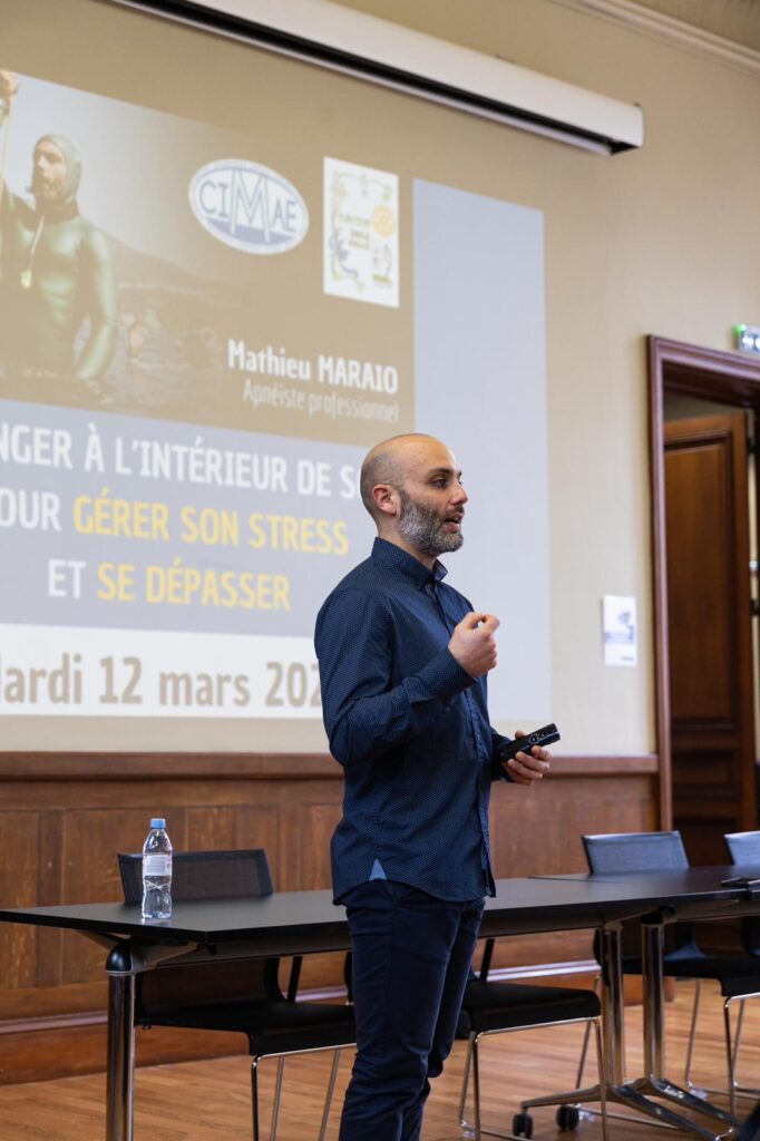 mathieu-maraio-conférencier-sportif-haut-niveau-ile-de-france-apnéiste-gestion-du-stress-émotions-performance-motivation-leadership-séminaires-team-building-RSE